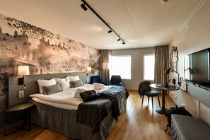 Chambre supérieure, 1 très grand lit | Bureau, système d’insonorisation, fer et planche à repasser