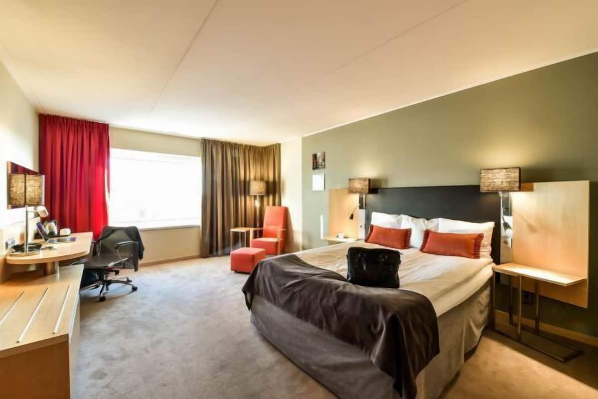Een bureau, geluiddichte muren, een strijkplank/strijkijzer, gratis wifi