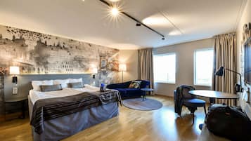 Desk, soundproofing, iron/ironing board, free WiFi