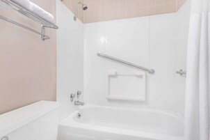 Combined shower/tub, hair dryer, towels