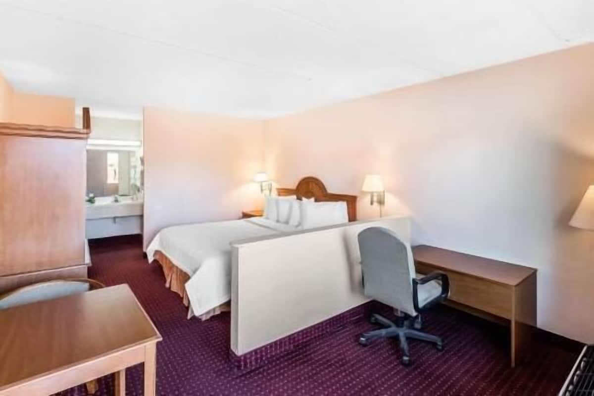 Desk, free WiFi, bed sheets