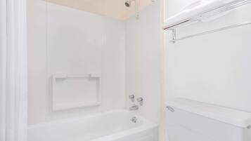 Combined shower/tub, hair dryer, towels