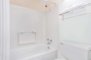 Combined shower/bathtub, free toiletries, hair dryer, towels