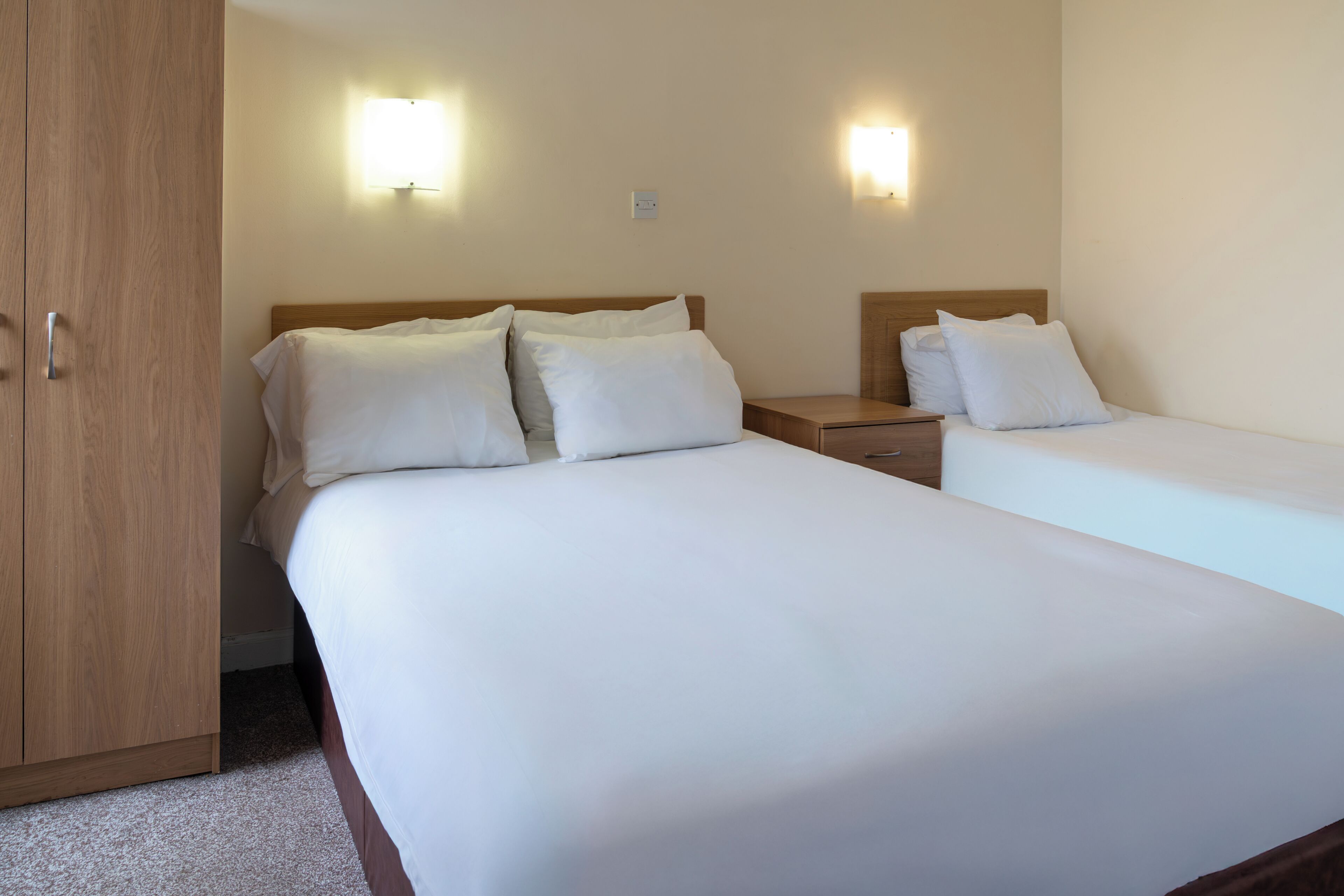 Escritorio, wifi gratis y ropa de cama 