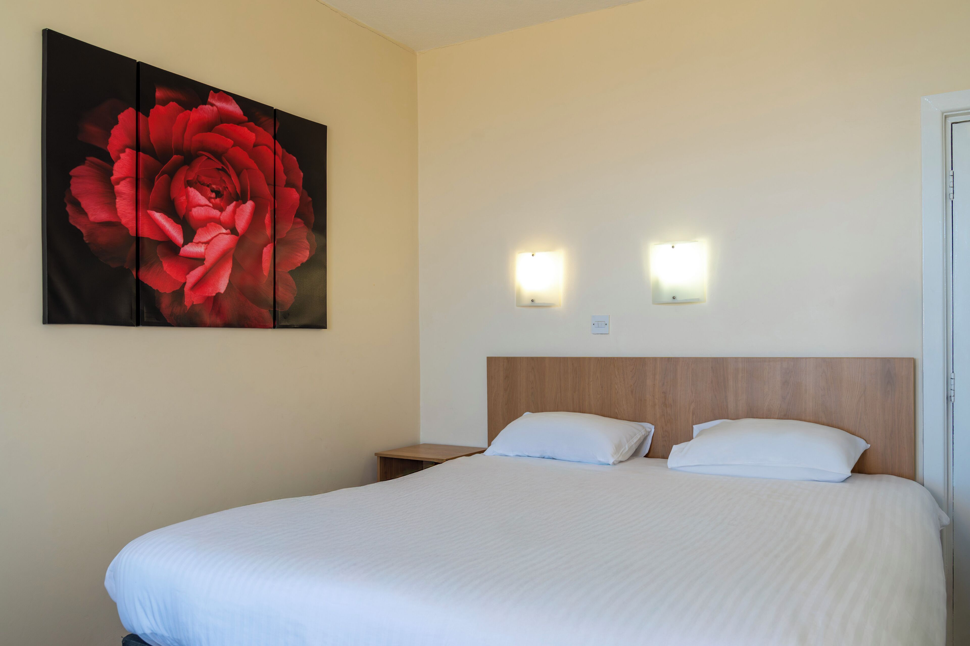 Escritorio, wifi gratis y ropa de cama 