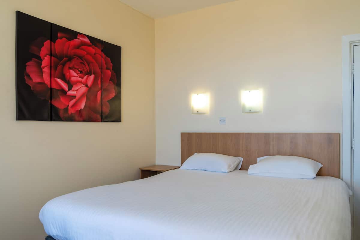 Double Room, Sea View | Desk, free WiFi, bed sheets