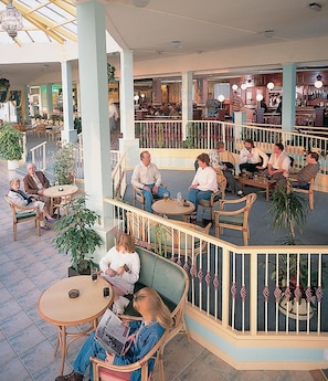 2 bars/lounges