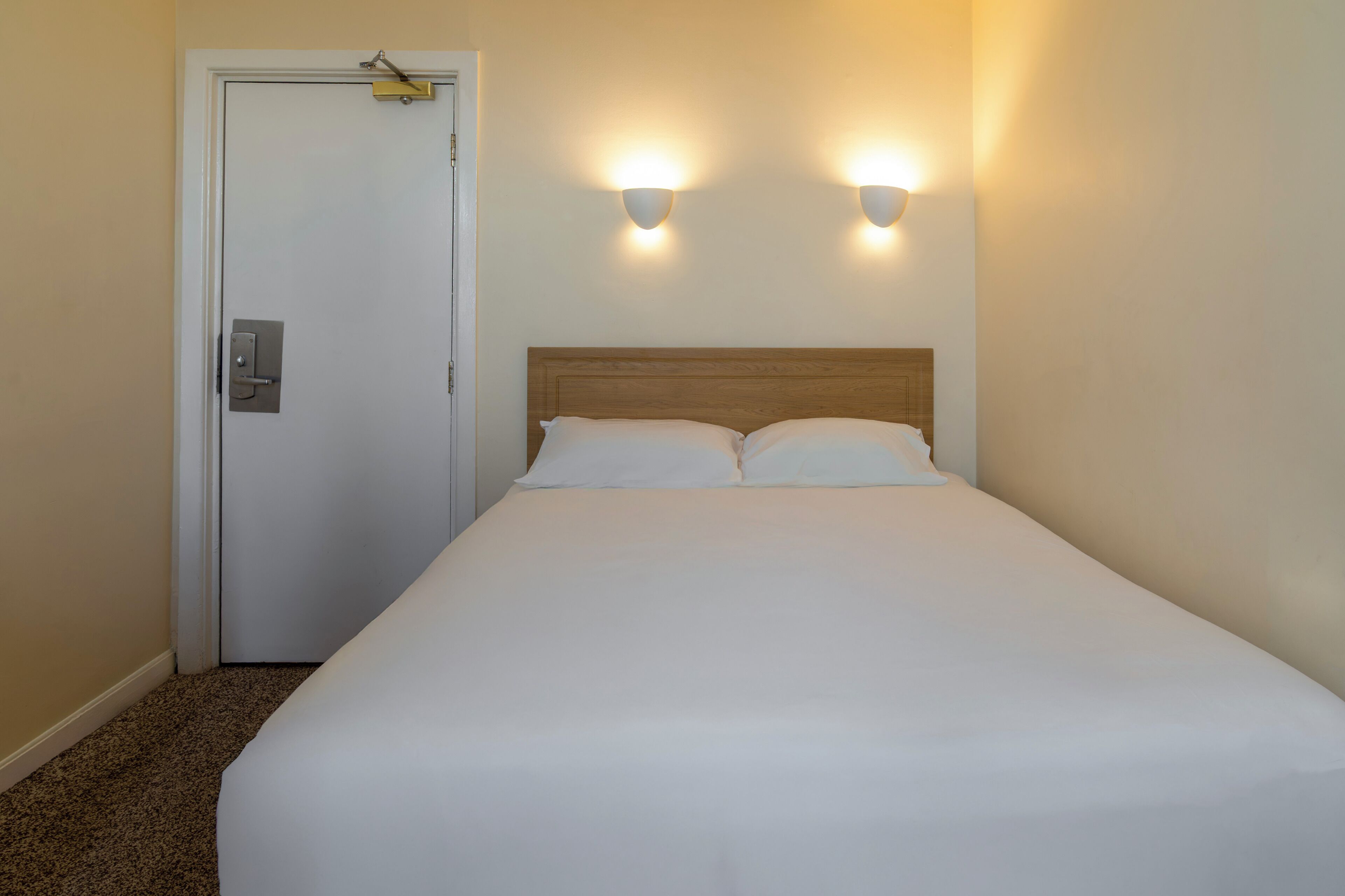 Escritorio, wifi gratis y ropa de cama 