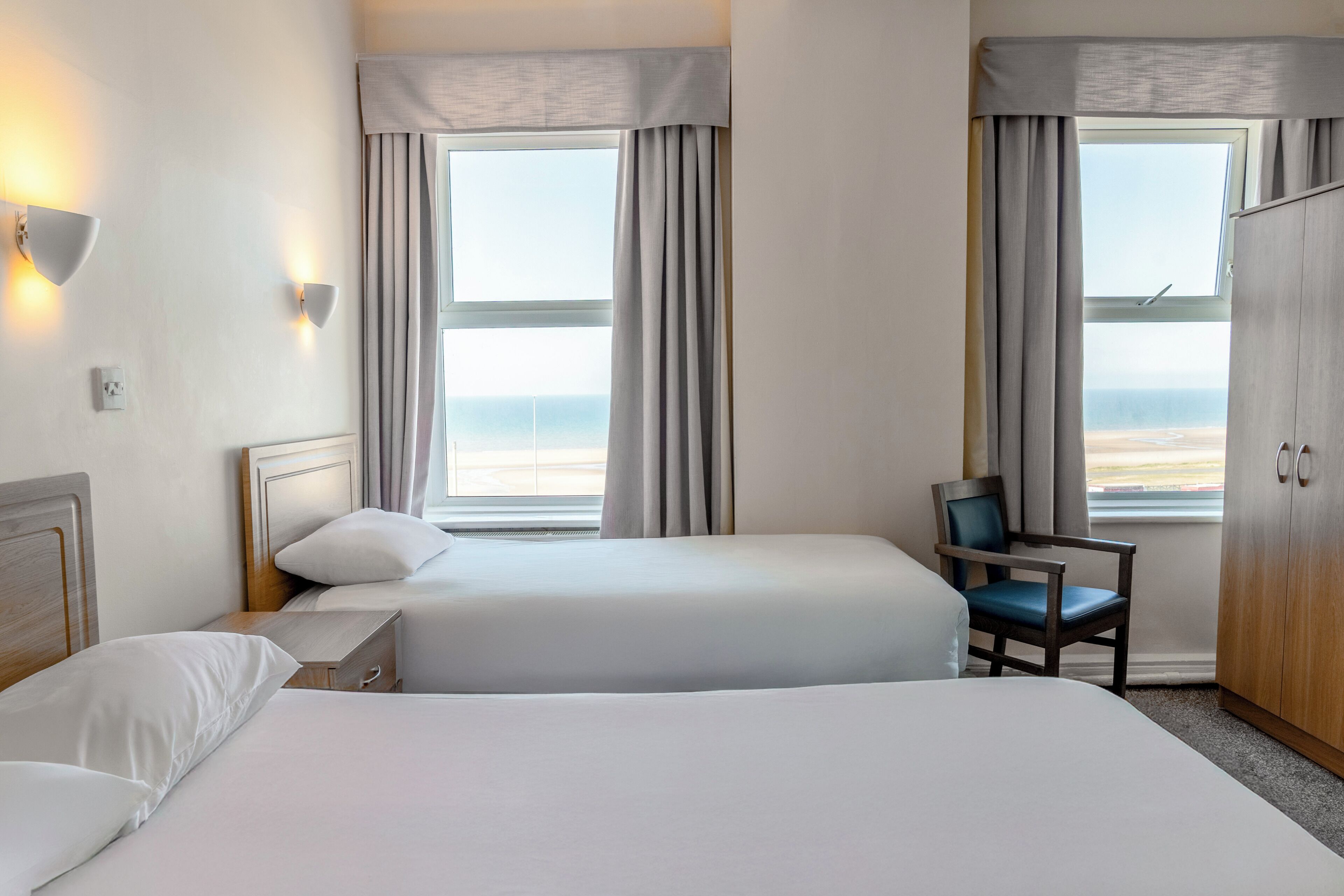 Escritorio, wifi gratis y ropa de cama 