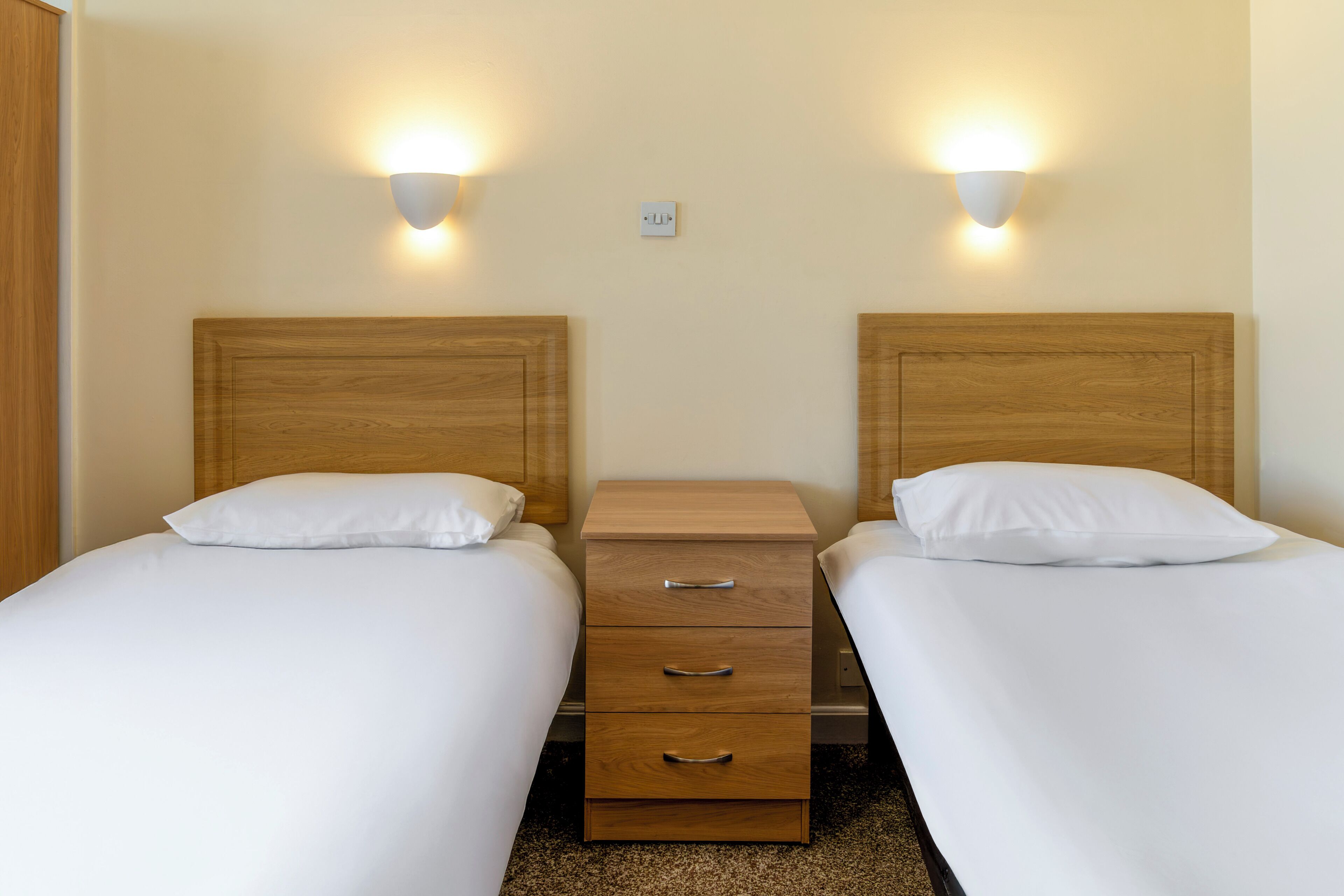 Escritorio, wifi gratis y ropa de cama 