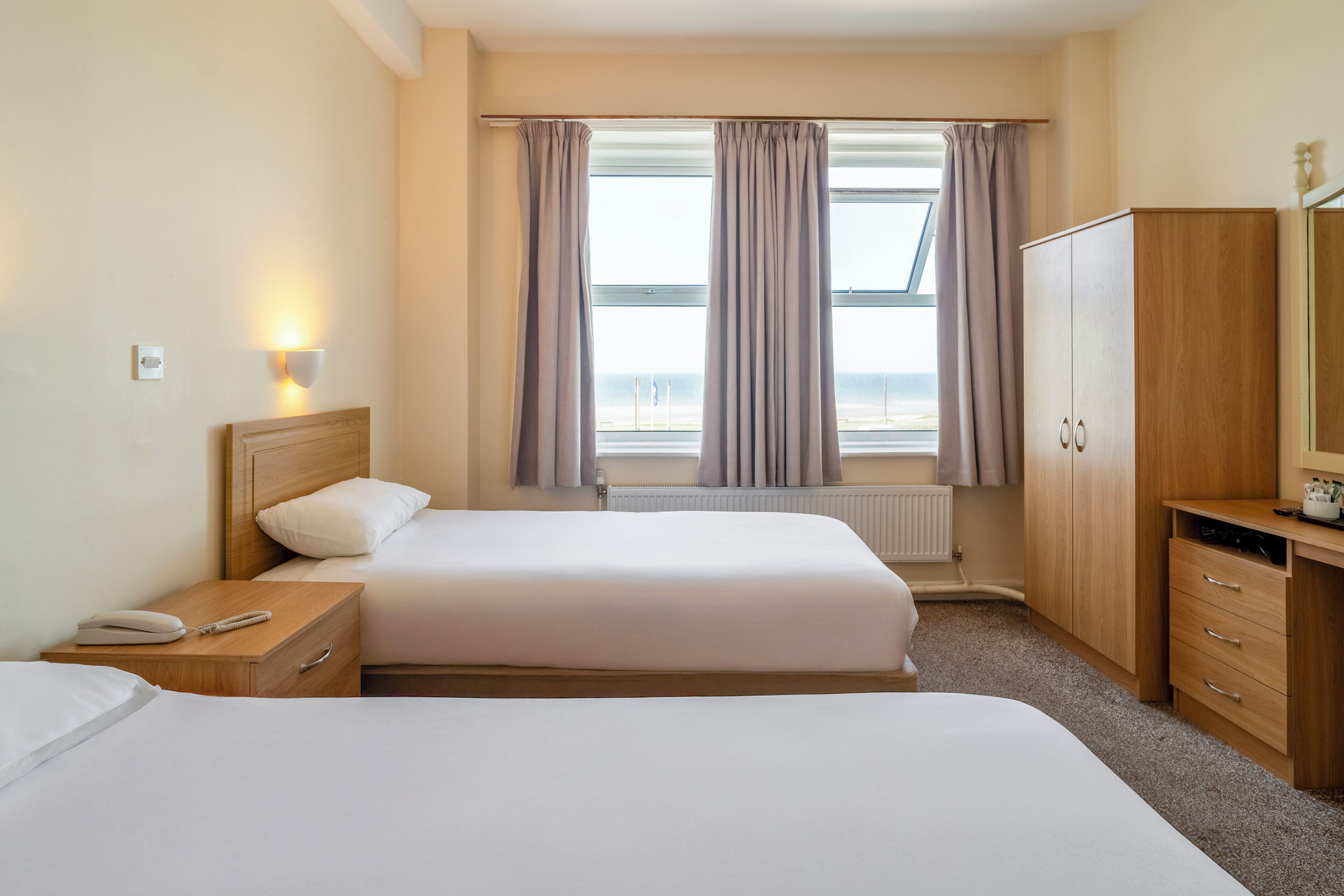 Escritorio, wifi gratis y ropa de cama 