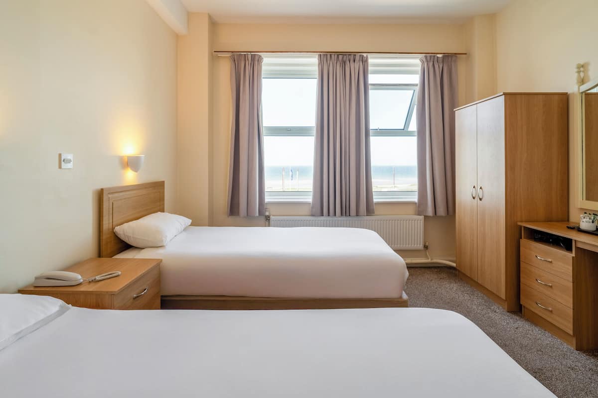 Twin Room, Sea View | Desk, free WiFi, bed sheets