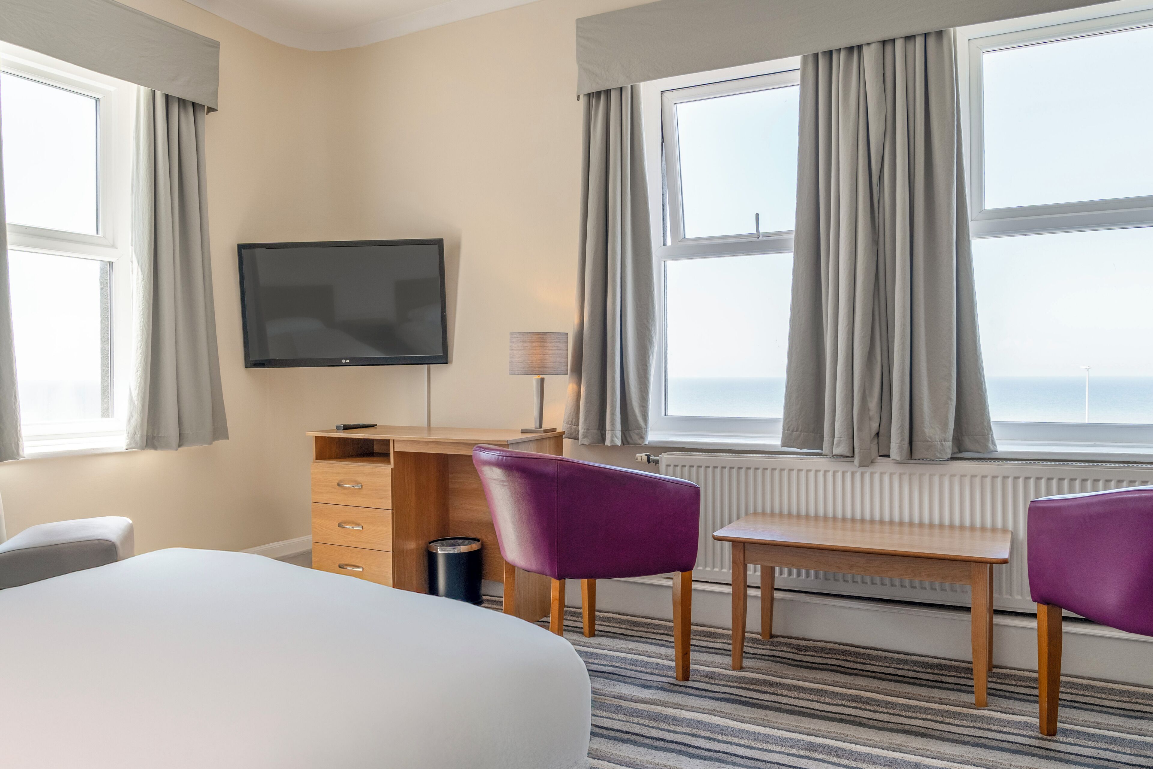 Escritorio, wifi gratis y ropa de cama 