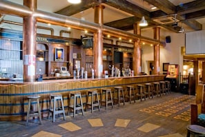2 bars/lounges