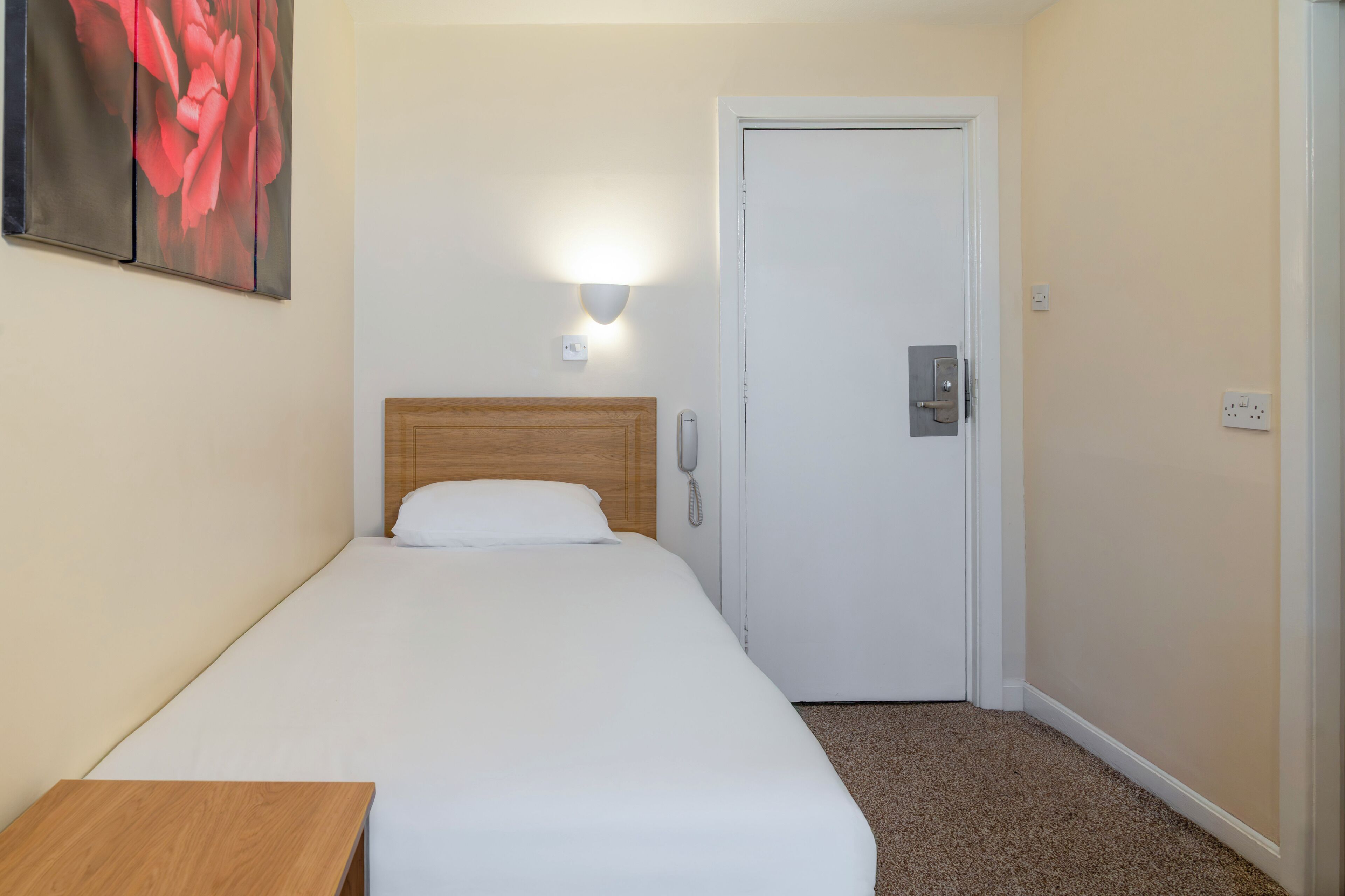 Escritorio, wifi gratis y ropa de cama 