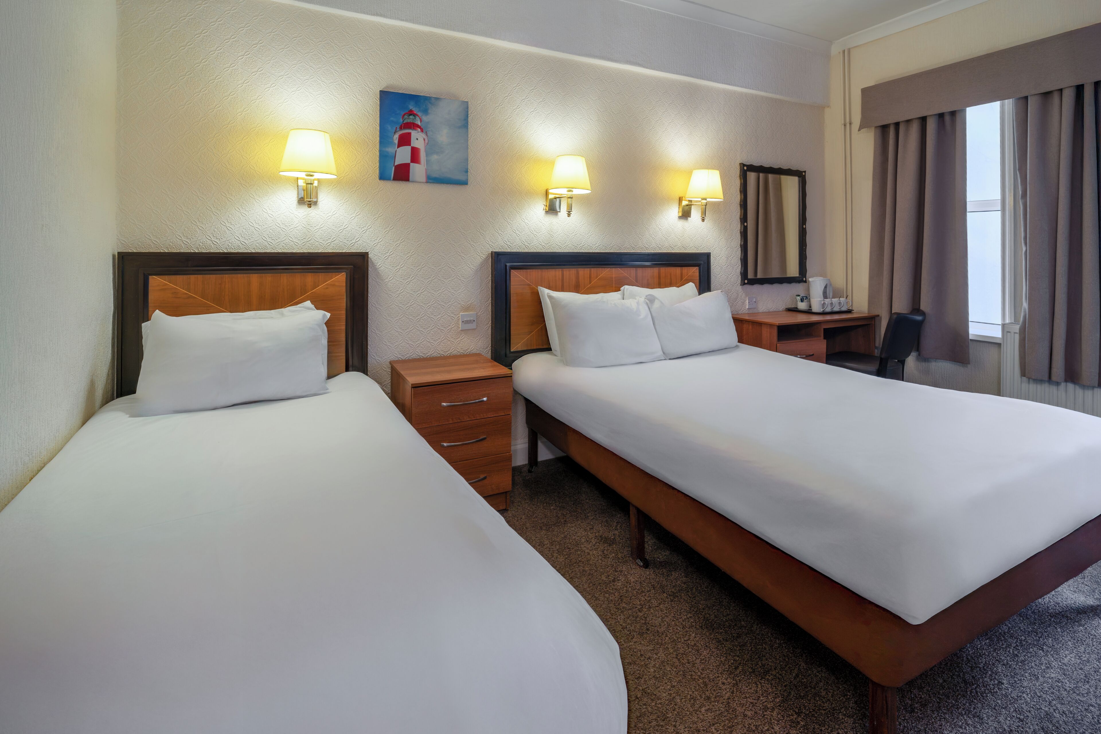 Escritorio, wifi gratis y ropa de cama 