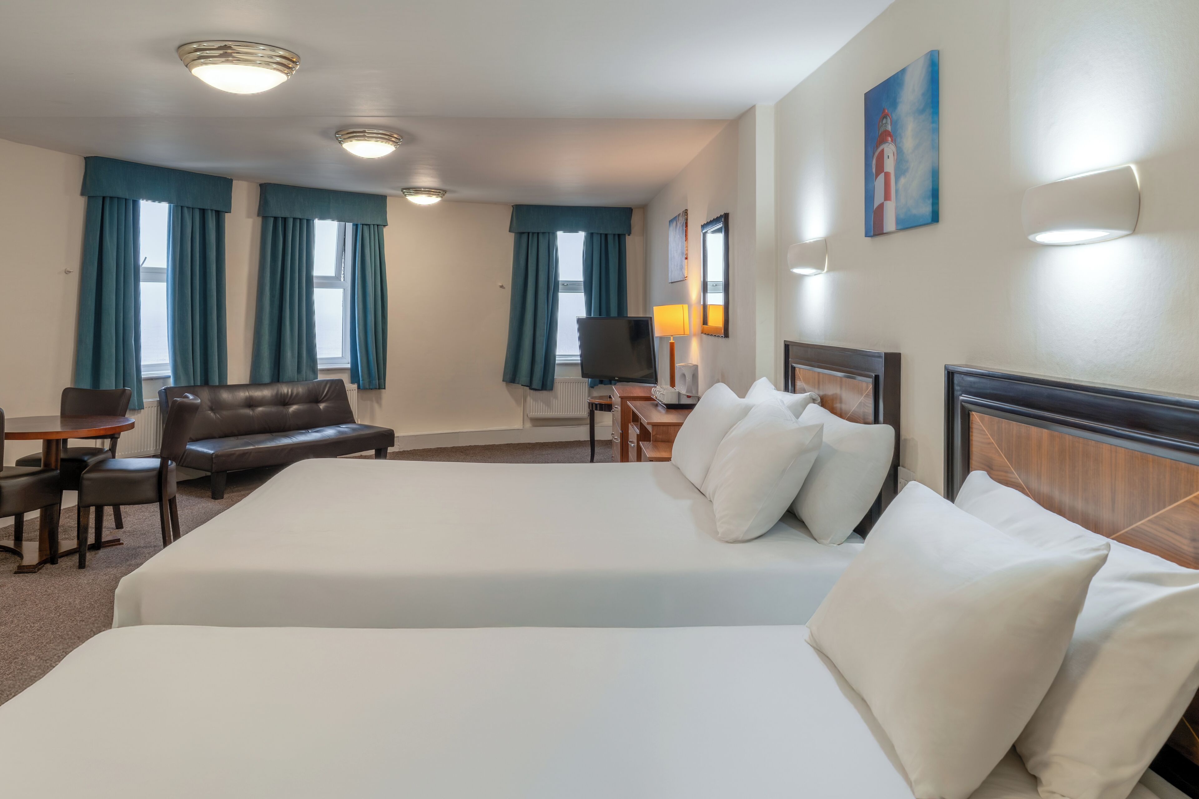 Escritorio, wifi gratis y ropa de cama 