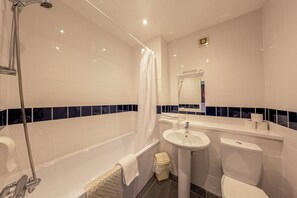 Ensemble douche/baignoire, articles de toilette gratuits, sèche-cheveux