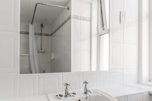 Suite | Bathroom | Combined shower/tub, free toiletries, hair dryer