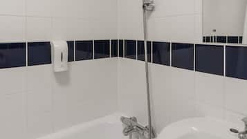 Een badkamer met witte tegels, een zwart accentstrookje, een handdouche en een zeepdispenser.