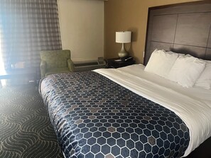 Down comforters, desk, blackout drapes, iron/ironing board - Red Roof Inn Gastonia (Gastonia)