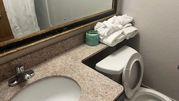 Gratis toiletartikelen, een haardroger, handdoeken, zeep