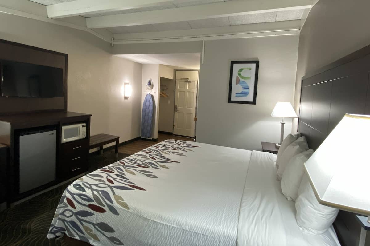 Superior Room, 1 Katil Raja (King), Non Smoking | Gebar bulu kapas, meja, langsir/tirai gelap terus