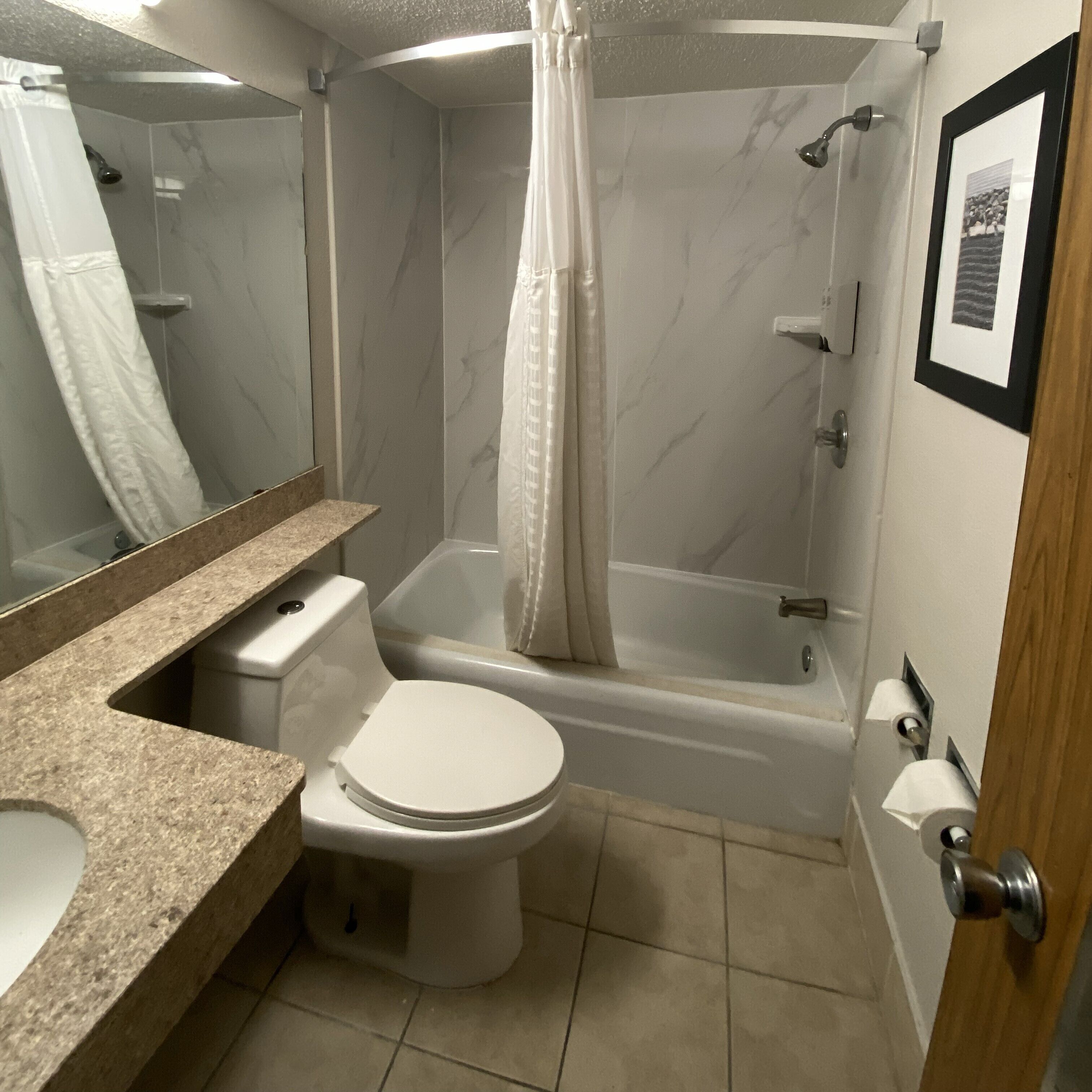 Articles de toilette gratuits, sèche-cheveux, serviettes fournies, savon