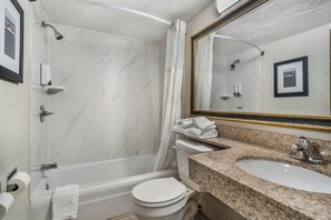 Habitación Deluxe, 1 cama King size, para no fumadores | Baño | Amenidades de baño gratuitas, secadora de cabello, toallas, jabón 