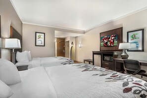 Habitación Deluxe, 2 camas Queen size, para no fumadores | Edredón, escritorio, cortinas blackout y tabla de planchar con plancha 