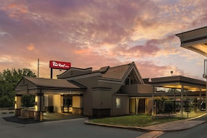 A Red Roof Inn with a covered parking area, a clear sign, and a well-lit entrance. - Red Roof Inn Gastonia (Gastonia)