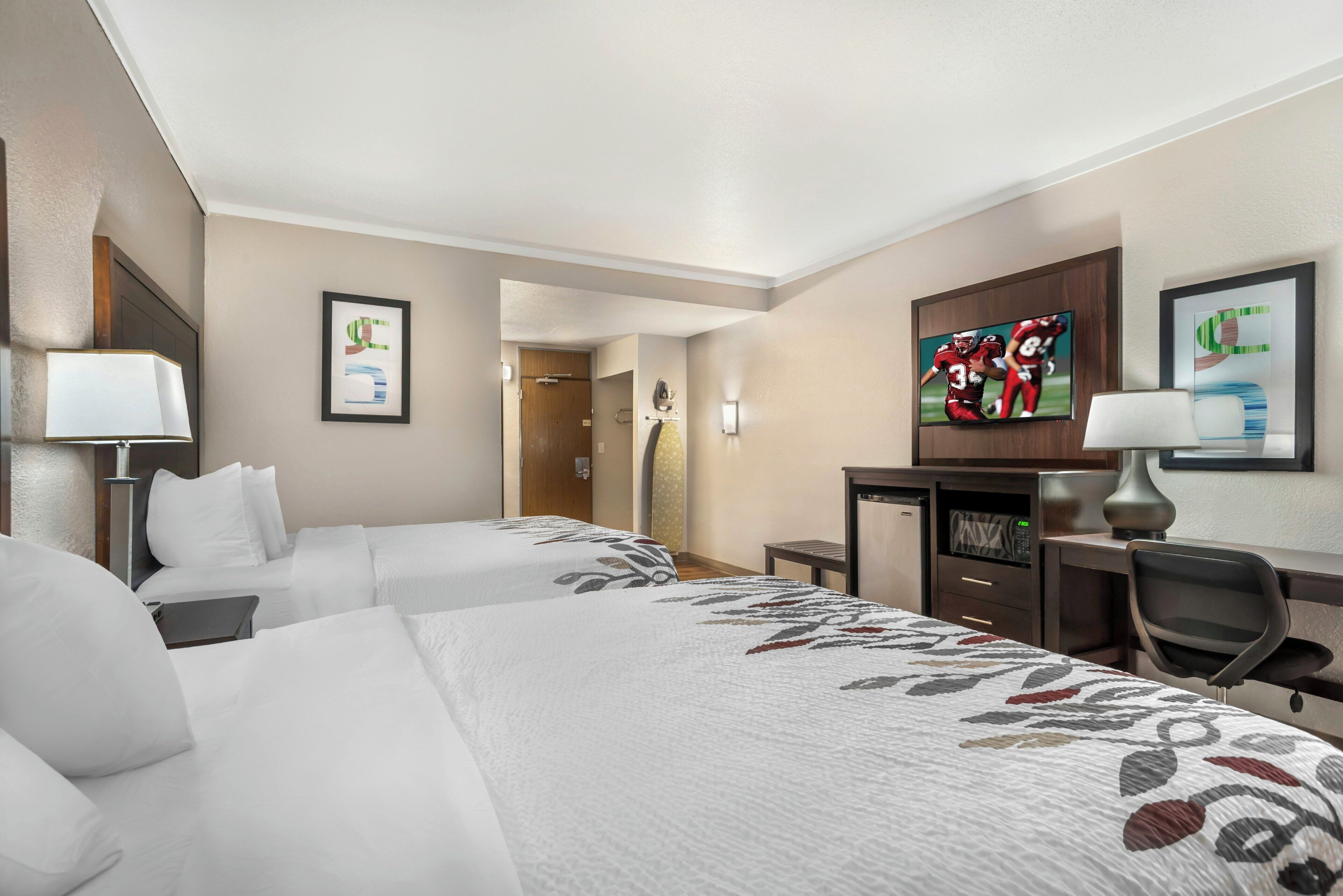 Deluxe kamer, 2 queensize bedden, niet-roken | Donzen dekbedden, een bureau, verduisterende gordijnen