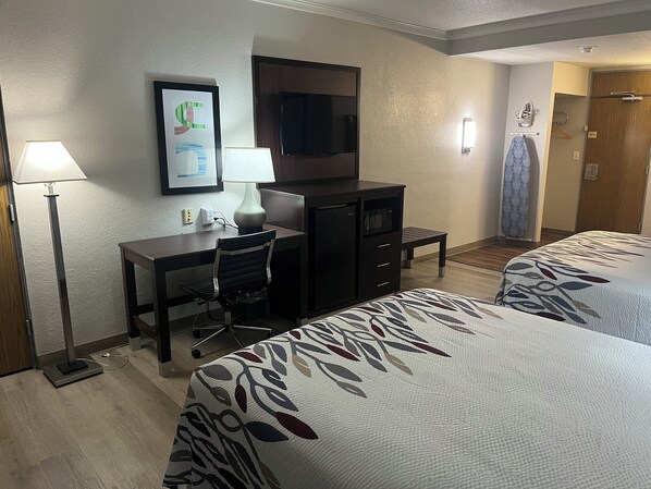 Down duvets, desk, blackout curtains, iron/ironing board - Red Roof Inn Gastonia (Gastonia)