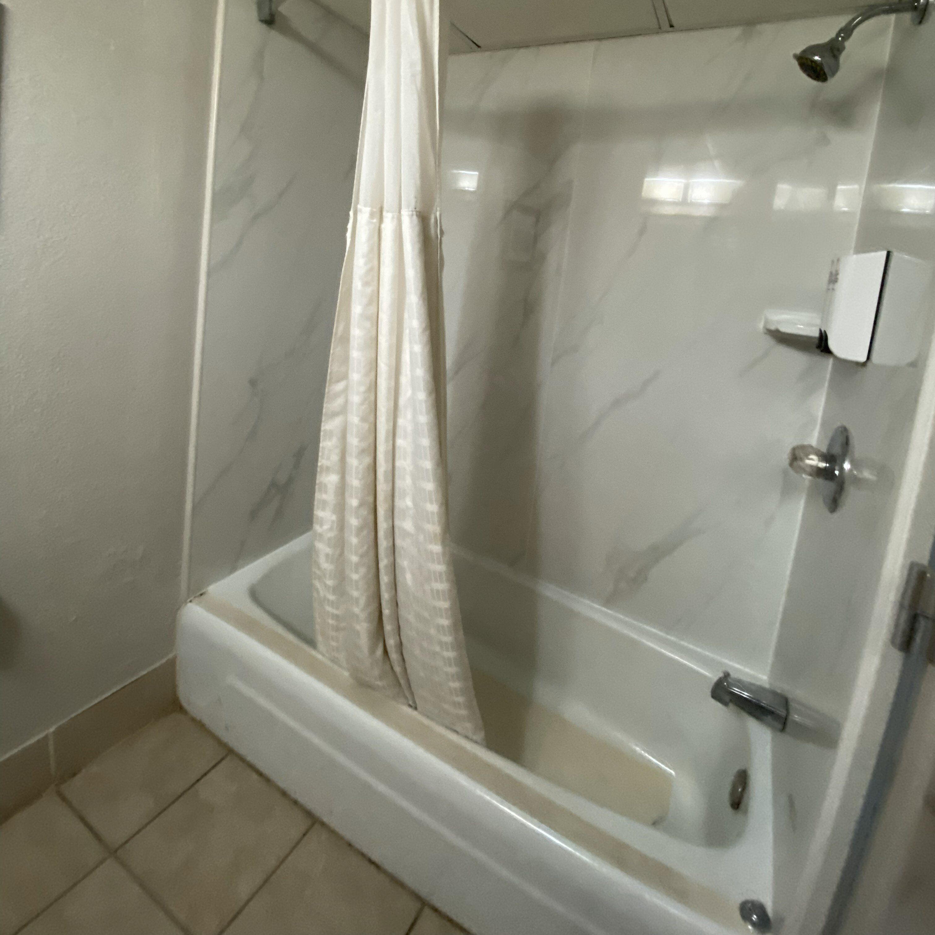 Gratis toiletartikelen, een haardroger, handdoeken, zeep