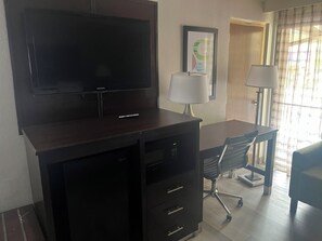 Down comforters, desk, blackout drapes, iron/ironing board - Red Roof Inn Gastonia (Gastonia)