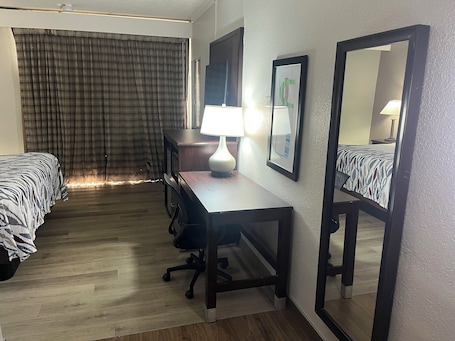 华丽客房, 1 张特大床, 无烟房 | 羽绒被、办公桌、遮光窗帘、熨斗/熨衣板