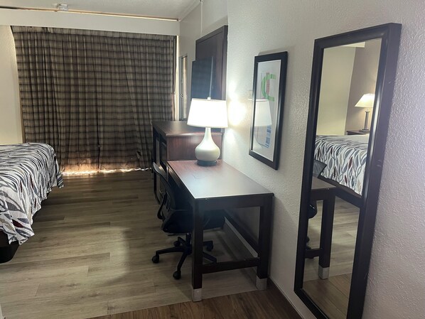 Deluxe Oda, 1 En Büyük (King) Boy Yatak, Sigara İçilmez | Kuştüyü yorgan, masa, güneşlik/perde, ütü/ütü masası 