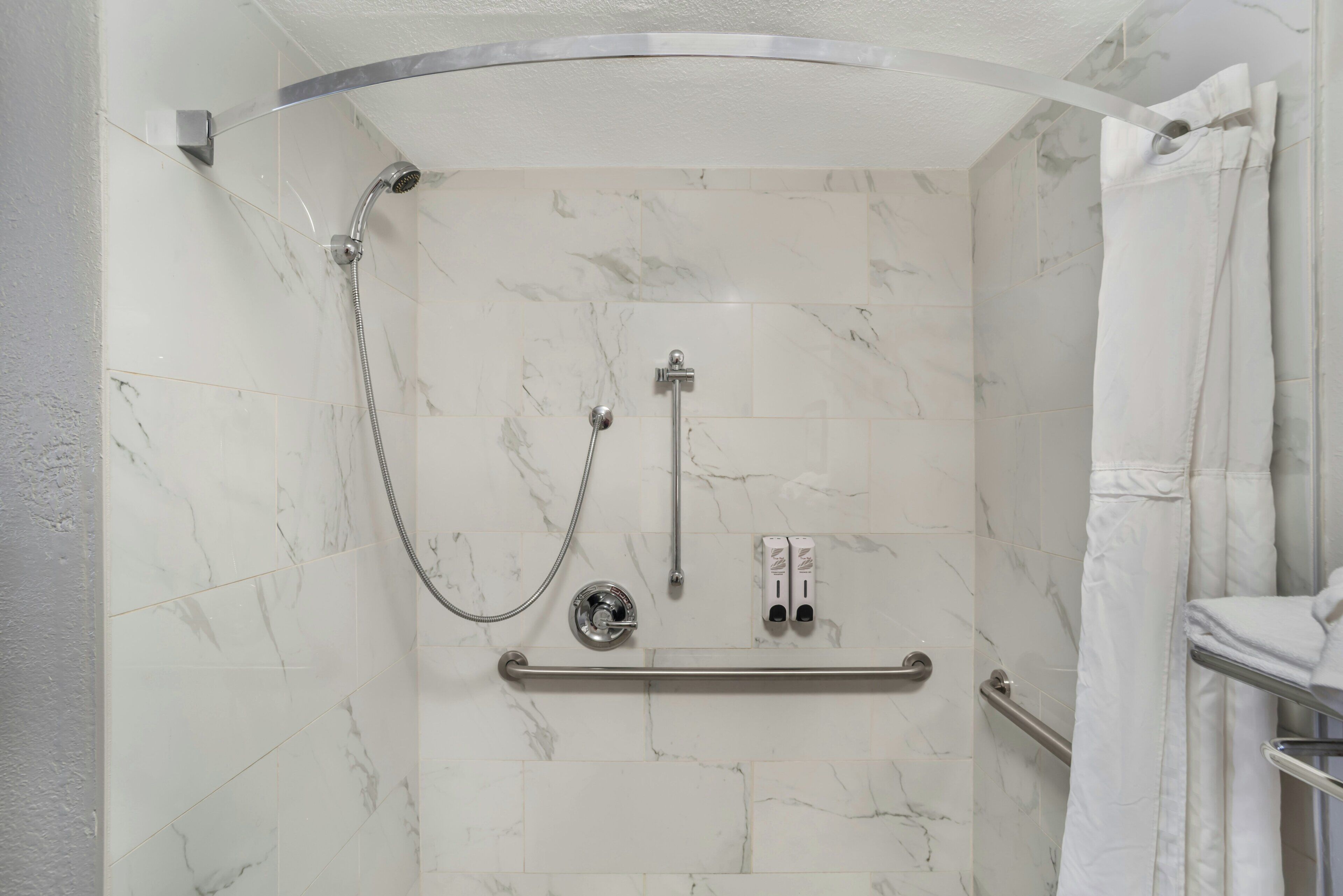 Rom – superior, 1 kingsize-seng, tilgjengelighetstilpasset, ikke-røyk (Roll-in Shower) | Tilrettelagt bad