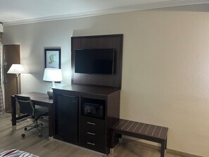 Deluxe Oda, 2 Büyük (Queen) Boy Yatak, Sigara İçilmez | Kuştüyü yorgan, masa, güneşlik/perde, ütü/ütü masası 