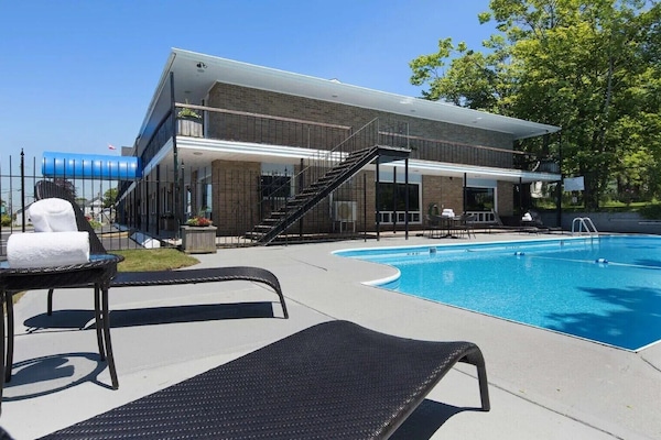 Kolam renang outdoor musiman, dengan kursi berjemur