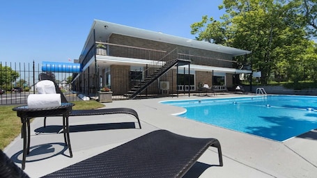 Una piscina al aire libre de temporada, sillones reclinables de piscina. South West Mermaid Inn