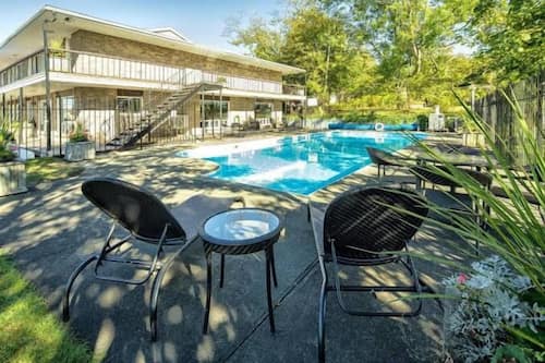 Piscine extérieure en saison, chaises longues