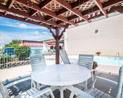 Una piscina al aire libre de temporada