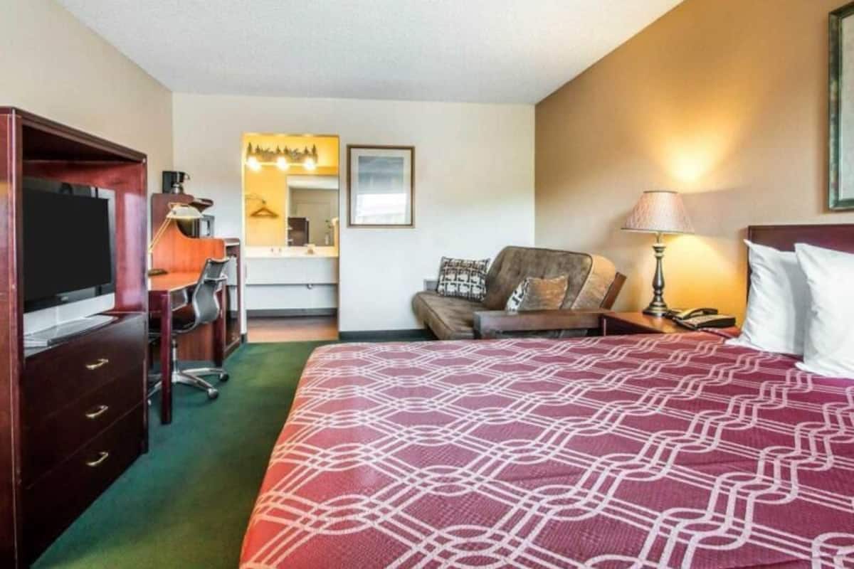 Desk, iron/ironing board, free WiFi, bed sheets