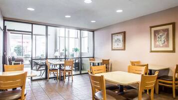 Termasuk sarapan bufet setiap hari