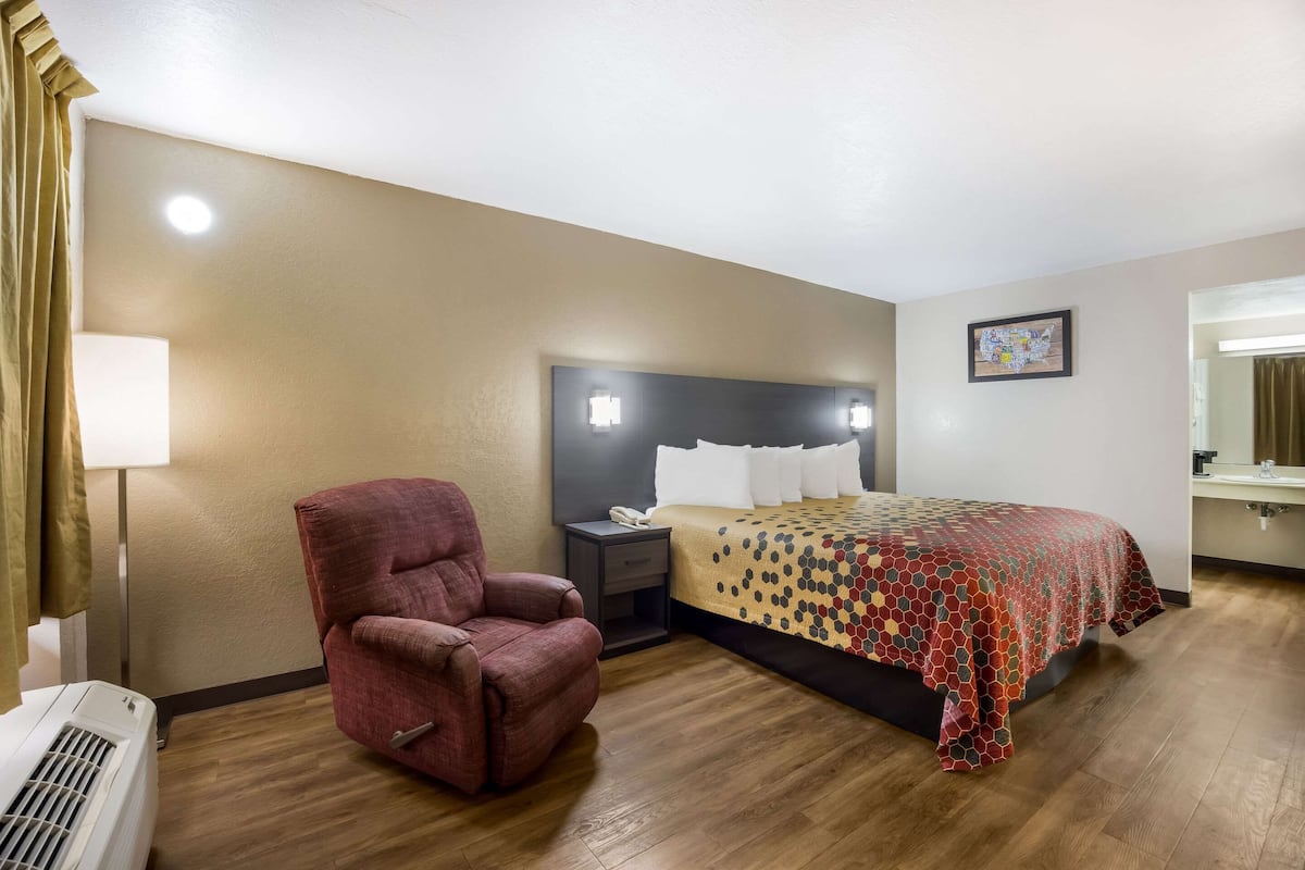 Standard Room, 1 Katil Raja (King), Non Smoking | Wi-fi percuma, cadar katil, akses kerusi roda