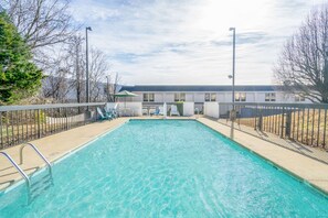 Piscine extérieure, chaises longues