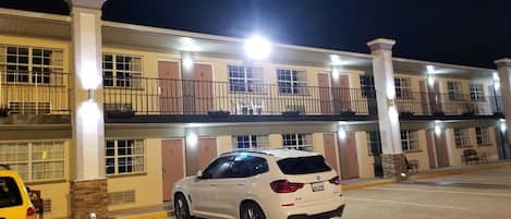 Majoituspaikan julkisivu illalla/yöllä