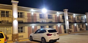 Fachada del alojamiento - Noche