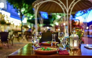 3 restaurants servant le déjeuner, le dîner et le souper